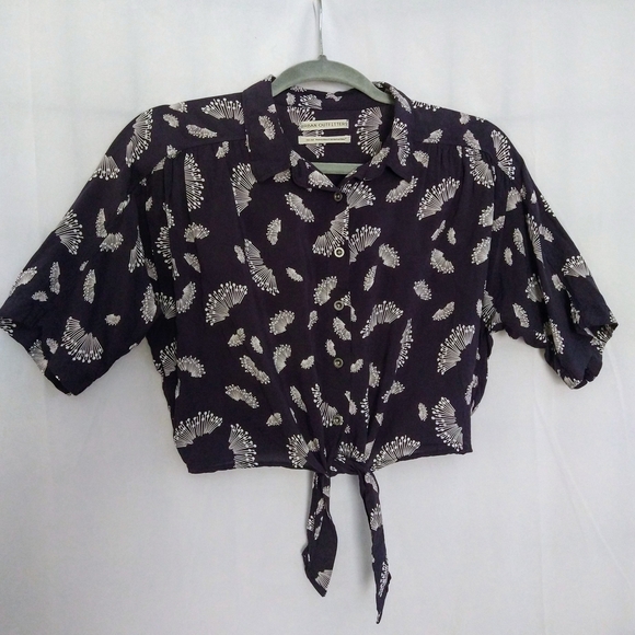 Urban Outfitters Tops - Urban Outfitters Button Down Navy And White Floral Print Tie Crop Top, Size M